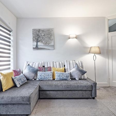 Luxury 3-Bed Apartment Near To London With Parking Hornchurch Luaran gambar