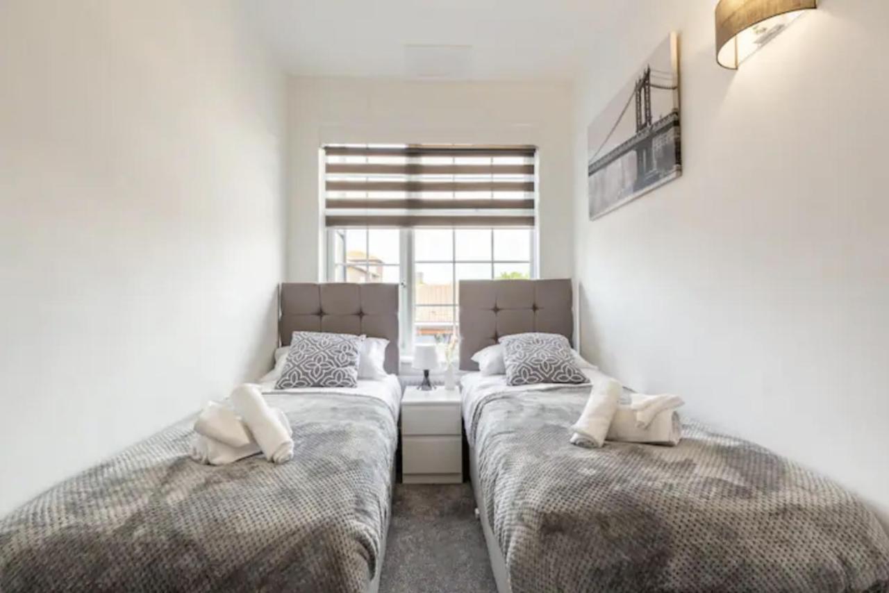 Luxury 3-Bed Apartment Near To London With Parking Hornchurch Luaran gambar