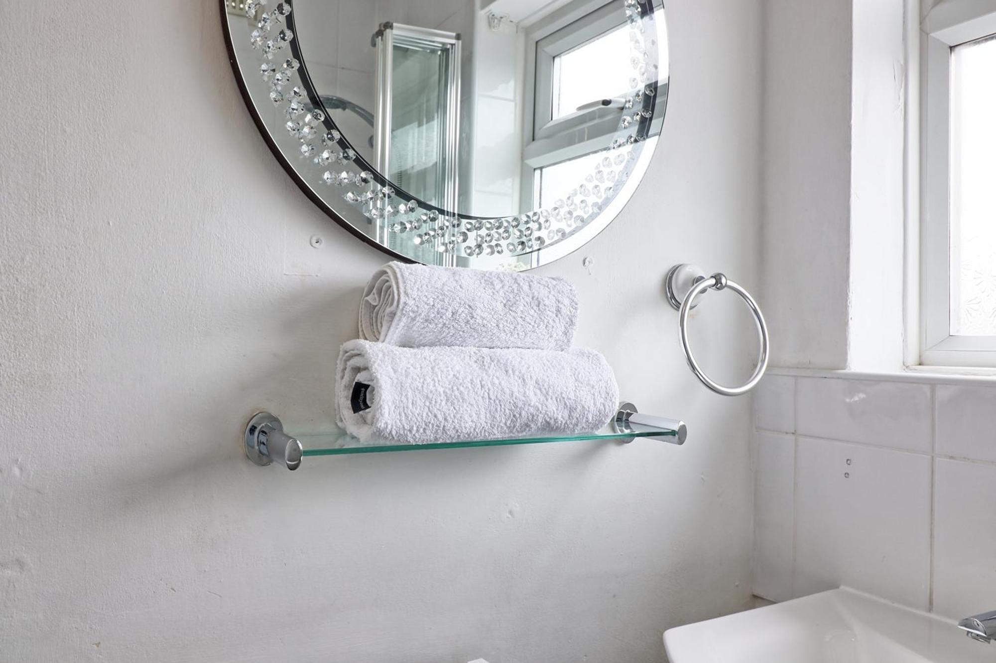 Luxury 3-Bed Apartment Near To London With Parking Hornchurch Luaran gambar