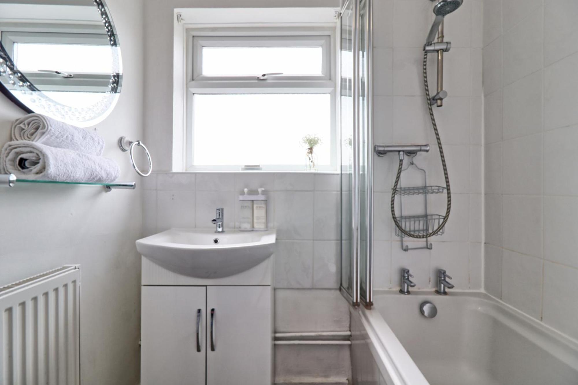 Luxury 3-Bed Apartment Near To London With Parking Hornchurch Luaran gambar