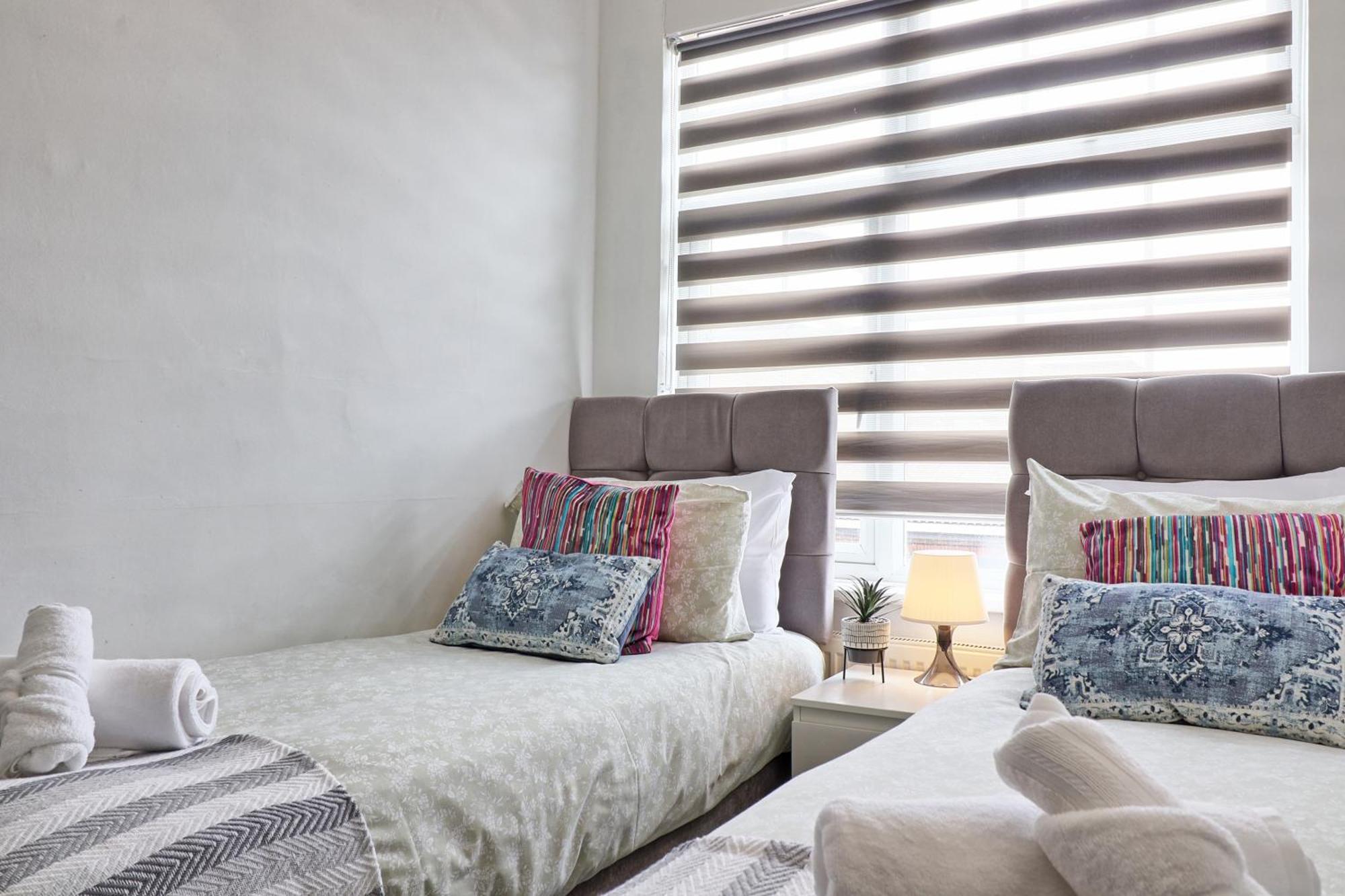 Luxury 3-Bed Apartment Near To London With Parking Hornchurch Luaran gambar